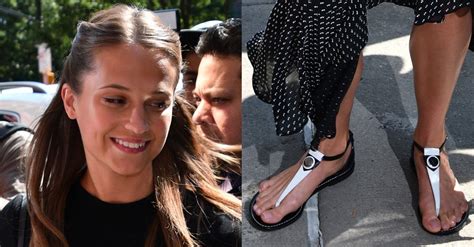 Alicia Vikanders Sexy Feet Promote Jason Bourne in South。